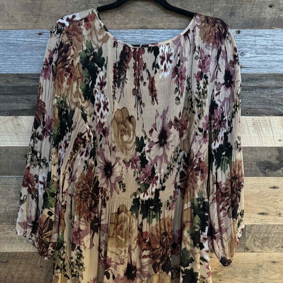 Floral Plus Size Blouse - Picture 2 of 5